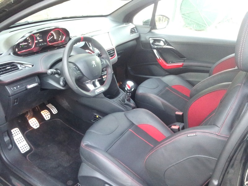 פיג'ו 208 GTI- תא נוסעים ספורטיבי ומזמין ( wheel )