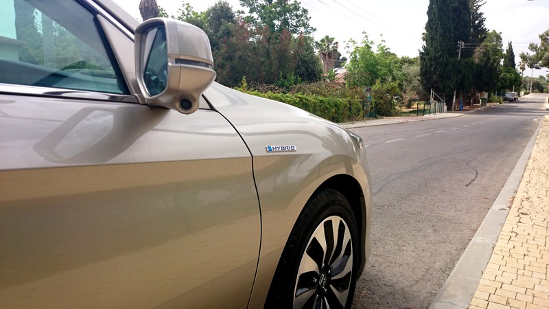 הונדה אקורד היברידית- מצלמה ייחודית הממוקמת במראה הימנית ומצלמת את צידי הרכב בכל הפעלה של האיתות ימינה