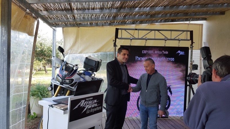 אורן בננו, מנהל אגף הונדה אופנועים מעניק את המפתחות ללקוח הראשון והמאושר של האפריקה טווין החדש בישראל