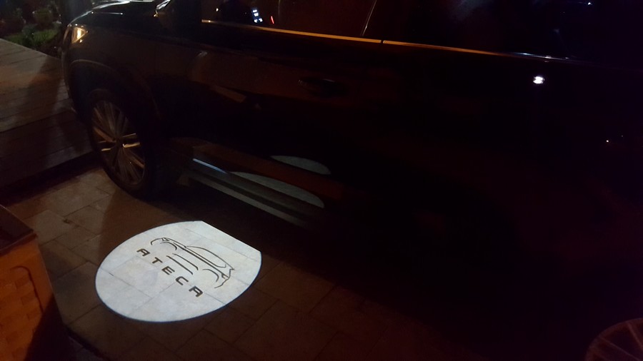 תאורת רצפה ללילה ייחודית, המקרינה ממראות הצד את לוגו הרכב - מגניב !