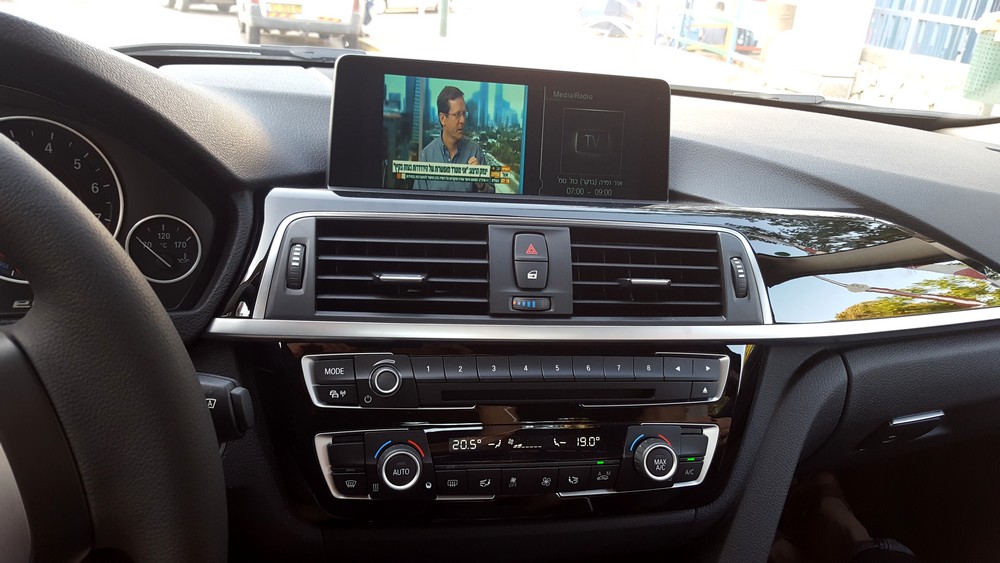 צפיה ב-TV בשידורים חיים בעת עמידה, או האזנה בלבד בזמן נהיגה.
