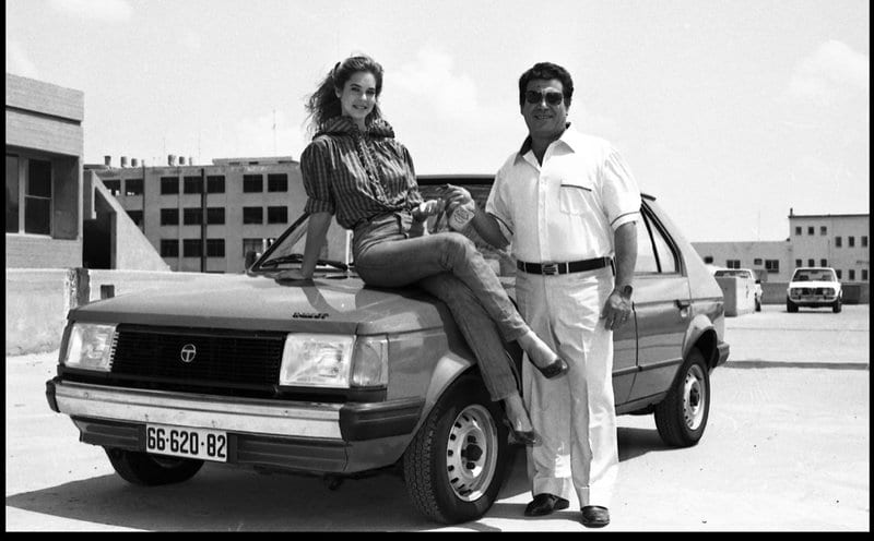 1982: מלכת היופי דבי הס מקבל את מכונית הפרס טלבוט הורייזן