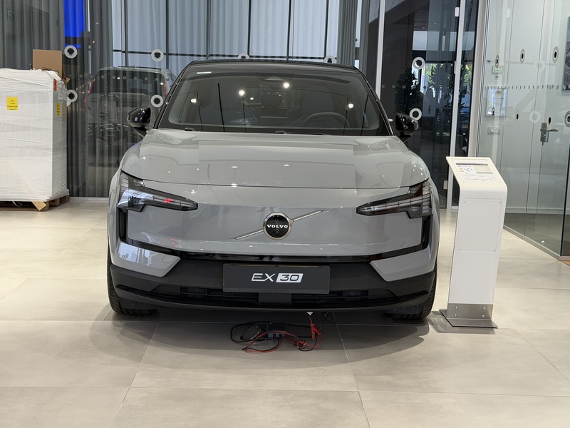 וולוו EX30